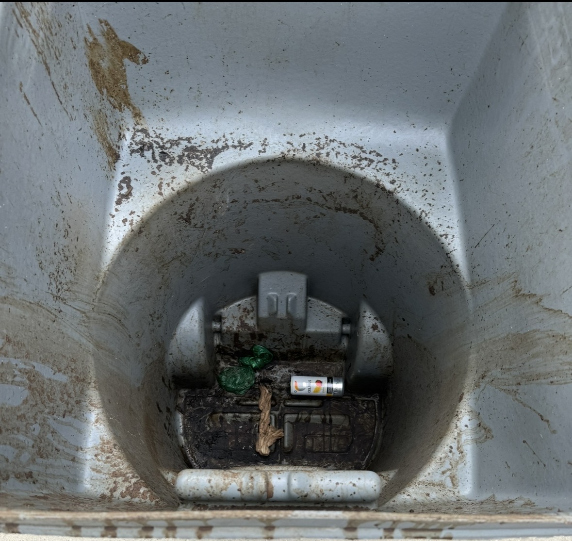 Dirty bin before cleaning